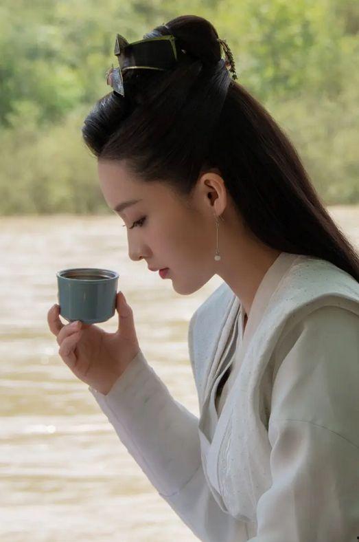 李沁最新资源爆料图片,时尚穿搭尽显优雅魅力